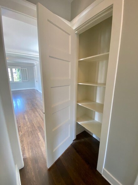 Building Photo - 160 S Catalina St