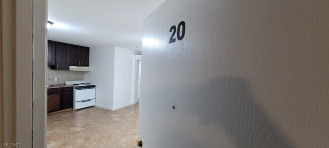 Building Photo - 305 N 10th St