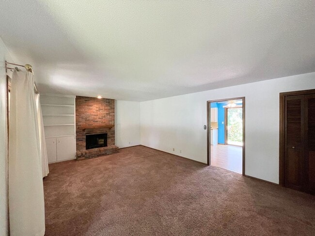 Building Photo - Comfortable 3 Bedroom 2 Bath House in Beau...