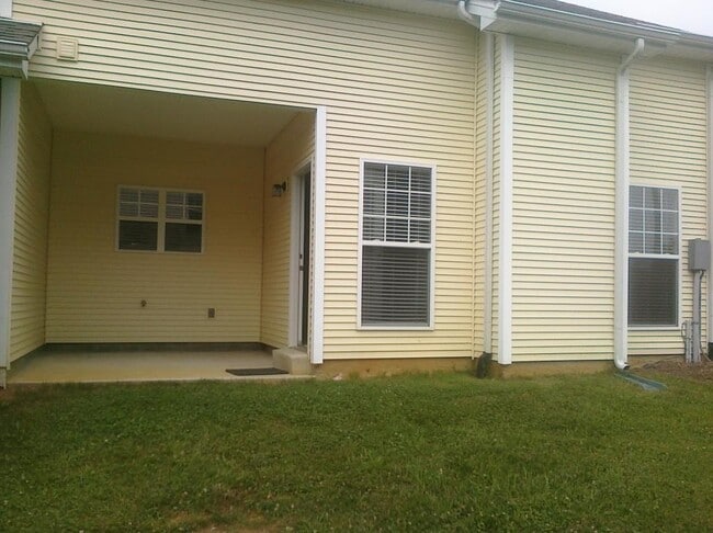 Building Photo - Large townhome near Percy Priest Lake
