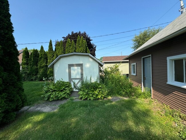 Building Photo - Spacious 2BR Duplex with Laundry Hookups + Big Yard