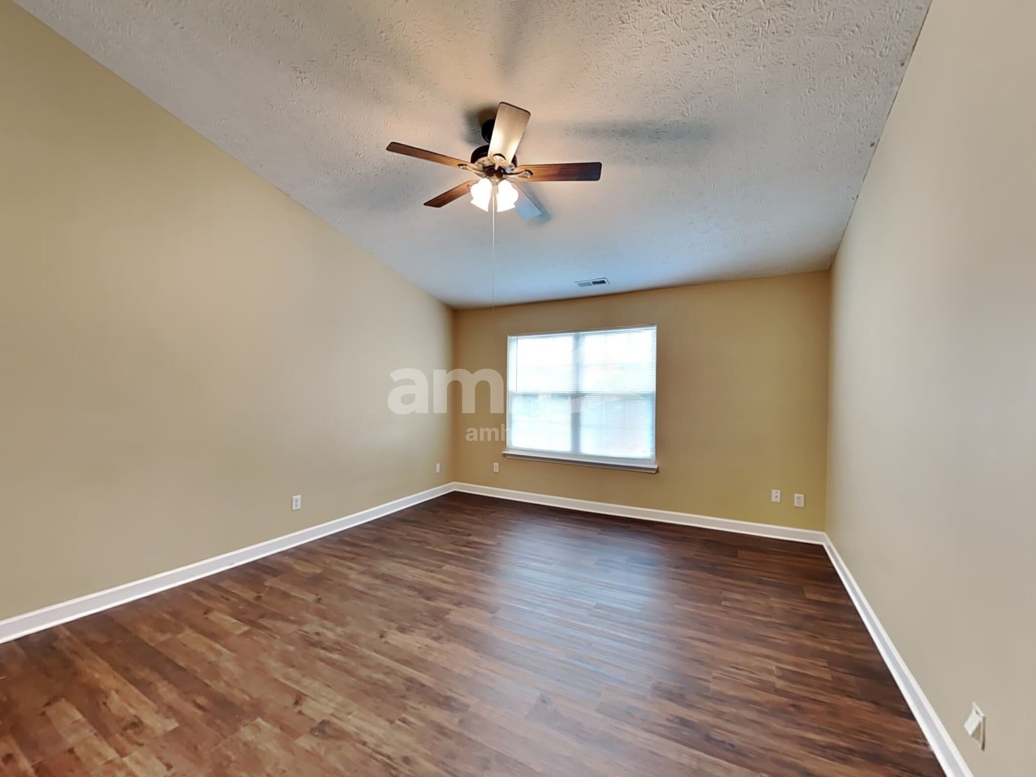 Building Photo - 6012 Mountview Dr