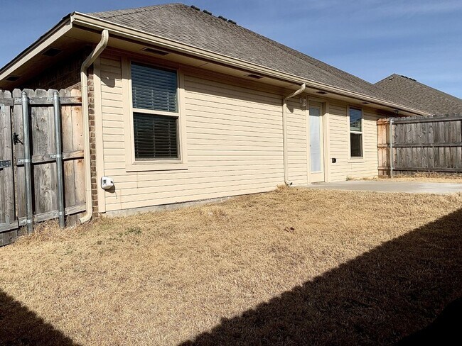 Building Photo - Charming 3 Bedroom Duplex In Surrey Hills