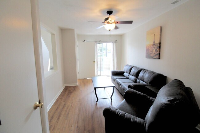 Building Photo - 1420 Bradley Dr