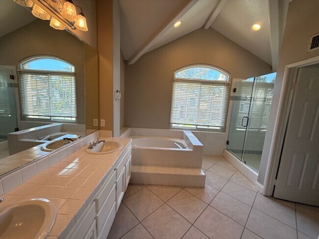 Building Photo - 4 bed / 2.5 bath plus large loft/family ro...