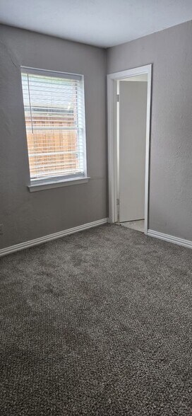 Building Photo - 324 Clary Dr