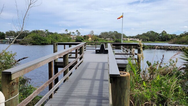 Building Photo - ANNUAL UNFURNISHED 2 bed 2 bath ground flo...