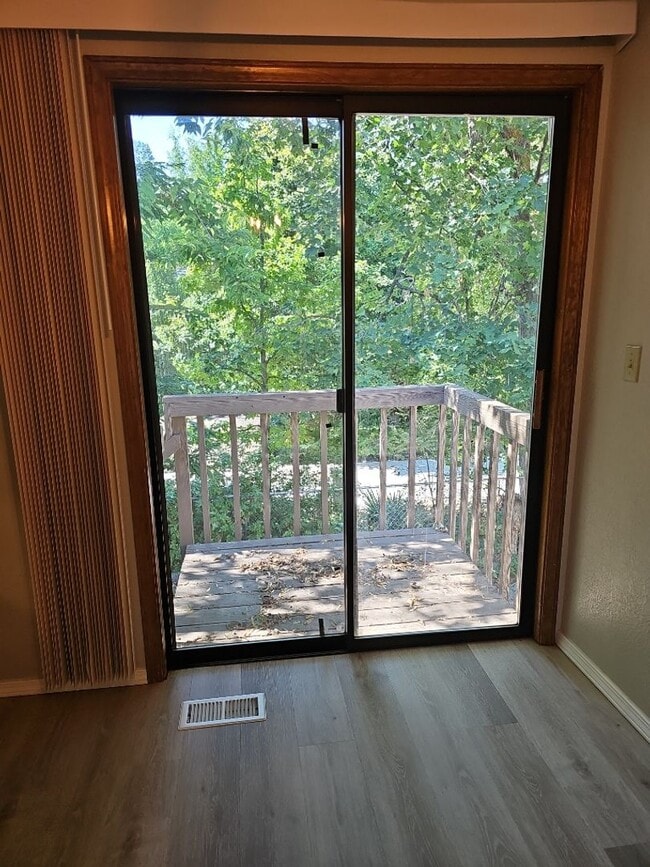 Building Photo - Free rent for November 2025! $1095.00 for December 2025 and $1495 per month for the remainder of ...