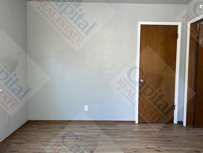 Building Photo - Charming 2 Bedroom