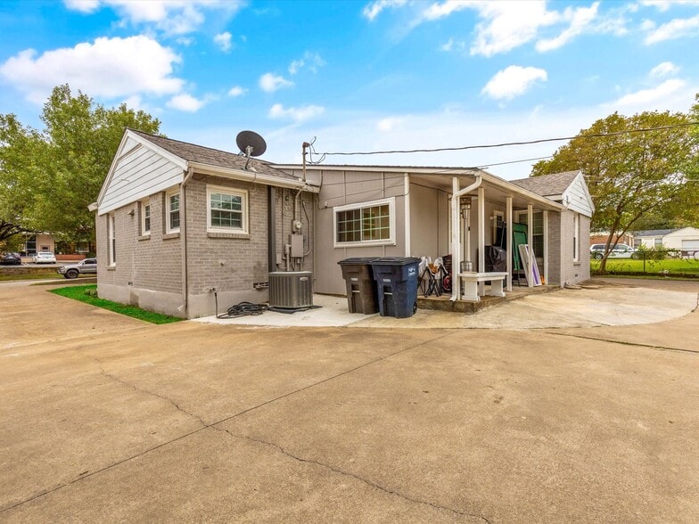 Building Photo - 3508 W Biddison St