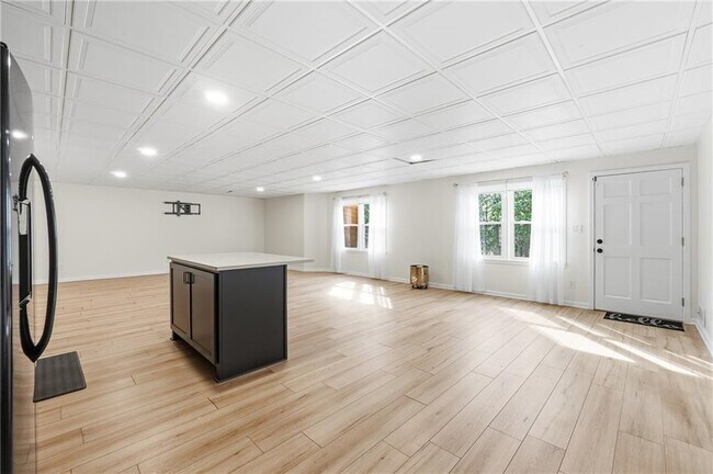 Building Photo - 125 River Park Dr