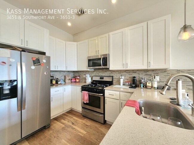 Building Photo - Newer Construction Prime Southport Corrido...