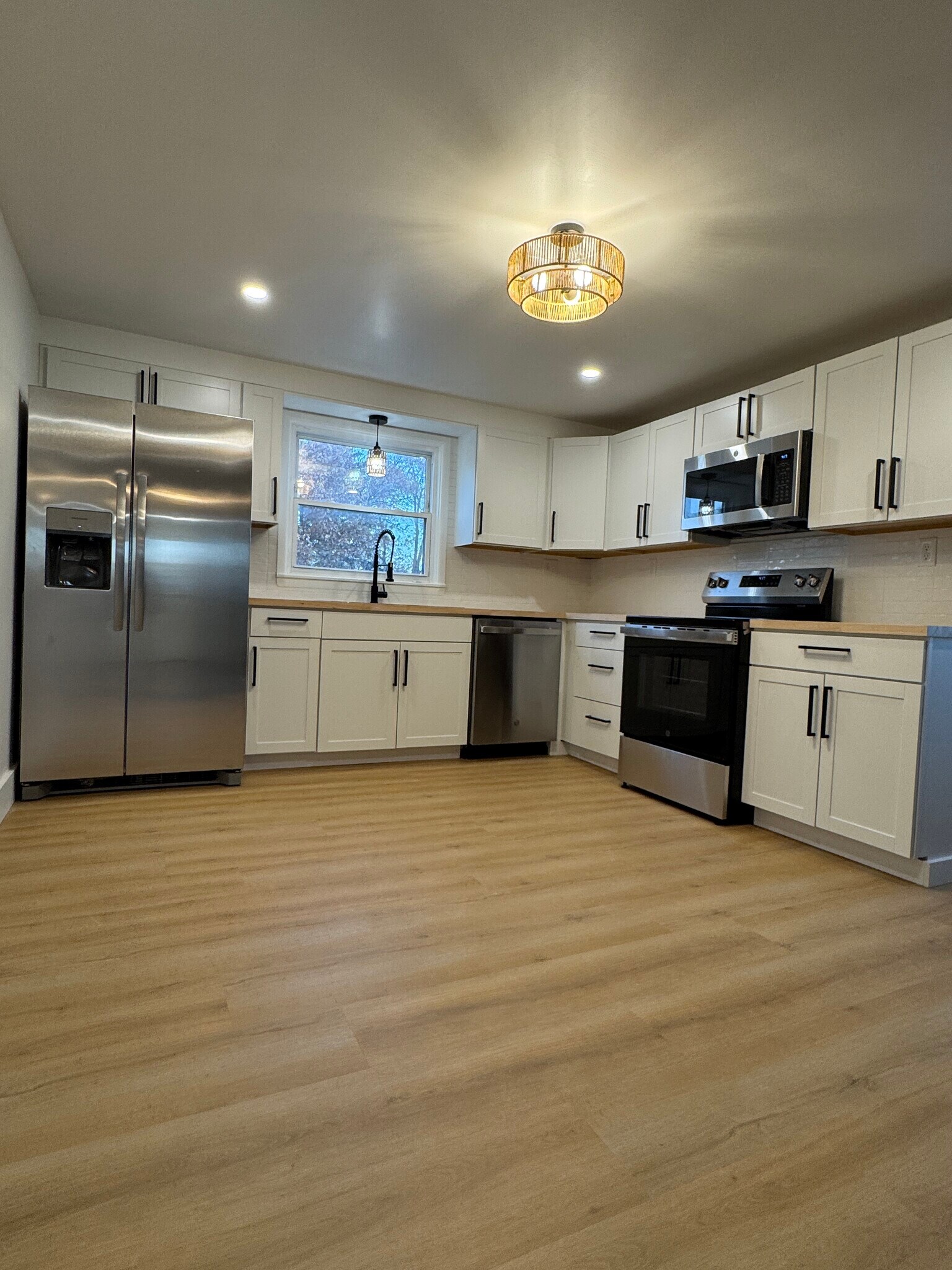 Kitchen - 249 Dunlop Ave