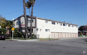 Building Photo - 985 N Park Cor