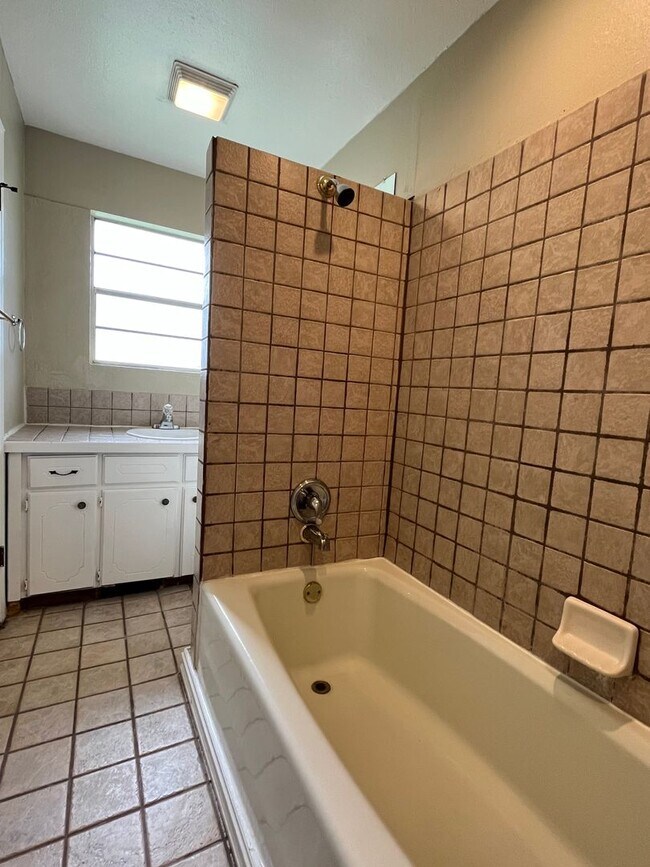 Building Photo - 3 Bedroom 2 Bathroom House!