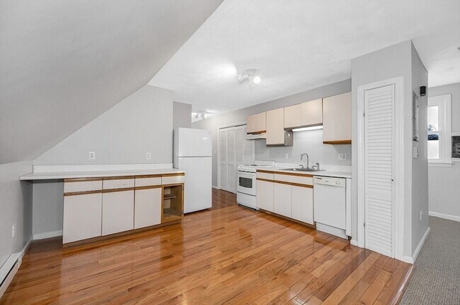 Building Photo - 18 Epping St