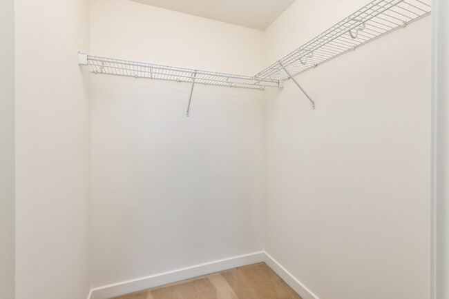 Building Photo - 250 King St