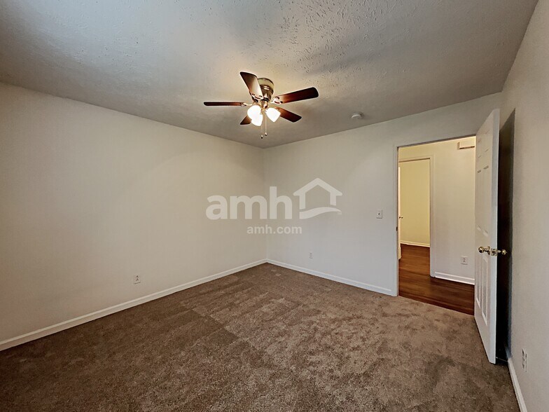 Building Photo - 200 Priest View Dr