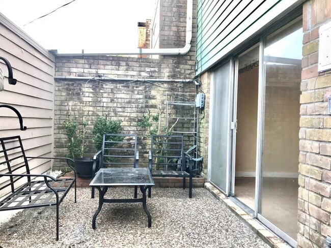 Building Photo - 10728 Briar Forest Dr