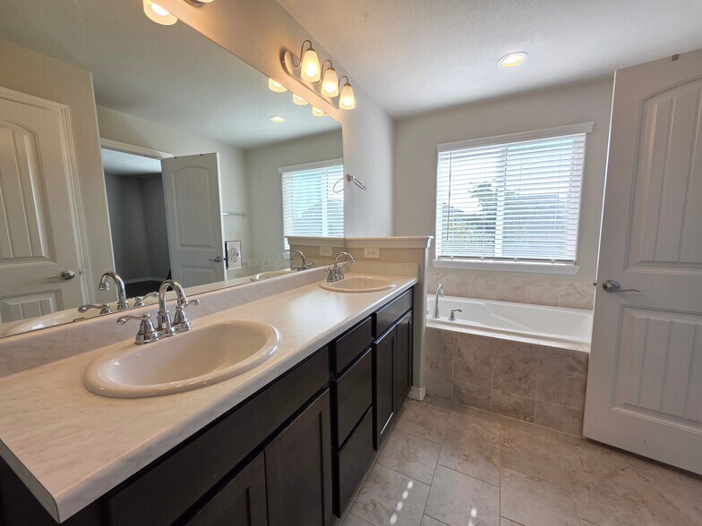 Building Photo - 6535 Weiser Dr
