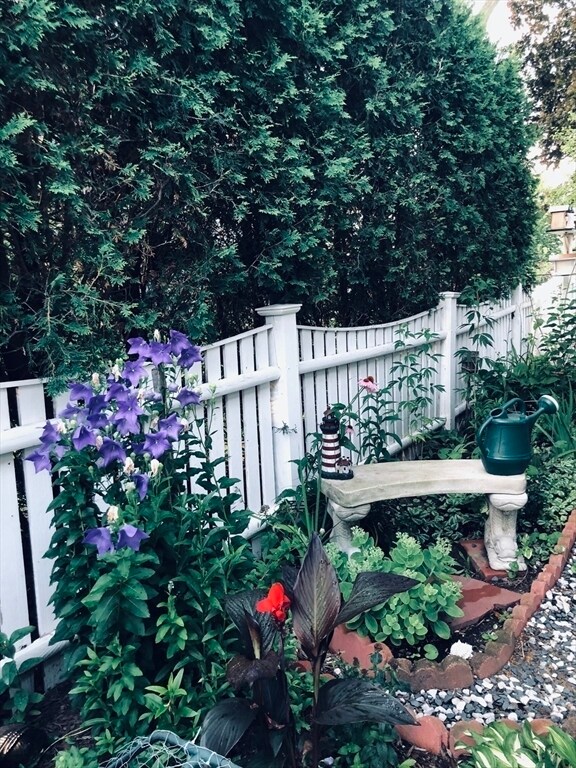 Building Photo - 8 Rock Cliff Rd