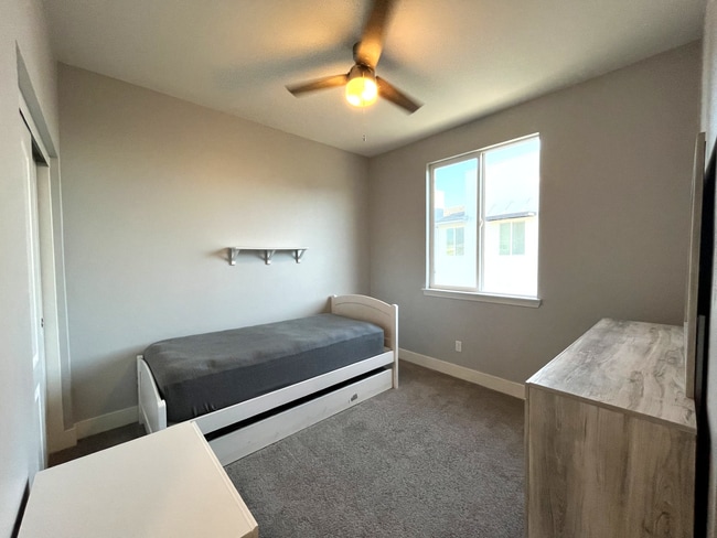 Building Photo - 3 bed, 4 bath located in Rancho Cucamonga!