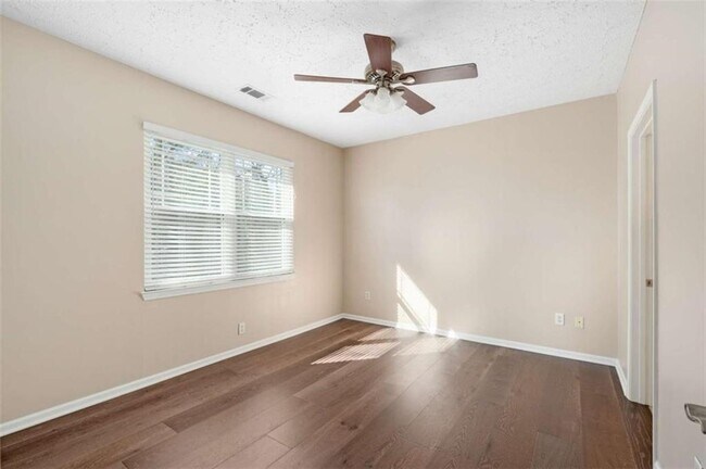 Building Photo - 5559 Glenridge Dr