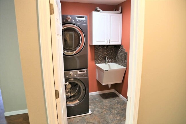 Building Photo - 3 bed 2 bath Big Garden, Close to park and...
