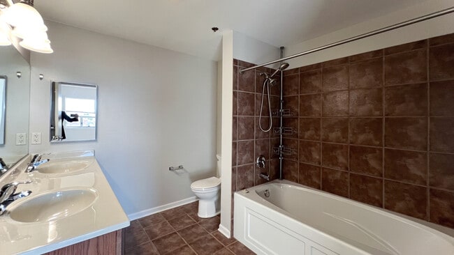 Building Photo - 100 N Hermitage Ave