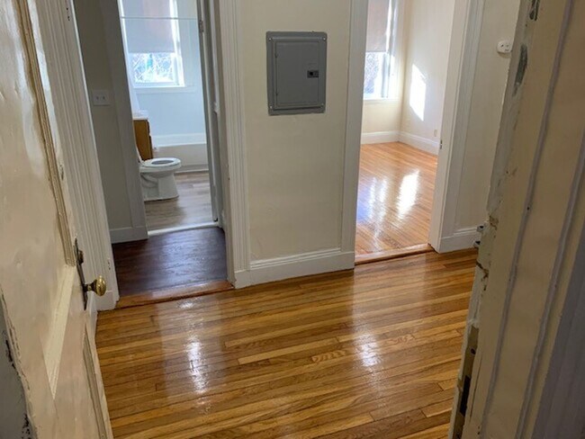 Building Photo - Huge 2 bed unit with the landlord paying the broker's fee for 9/1!!