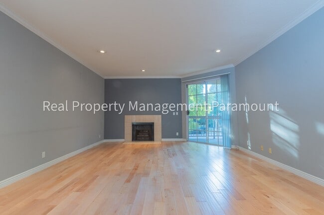 Building Photo - Don't miss out! 2 Bed 2 bath ready to go!