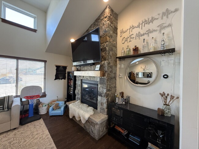 Building Photo - Stunning Single Level Home with Sprawling Fenced Yard