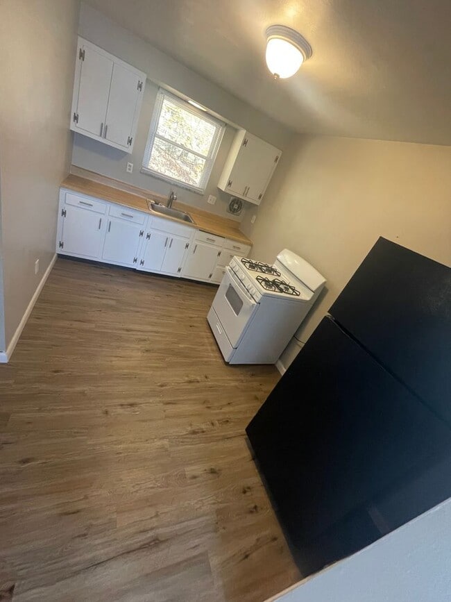 Building Photo - 2 Bedroom Apartment with Off Street Parking in McCandless!