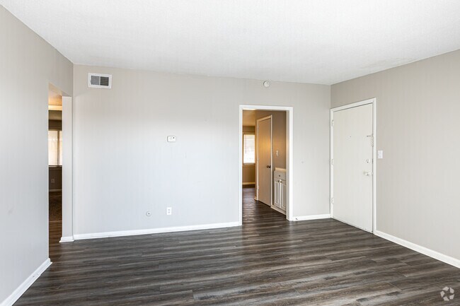 3BR, 1.5BA - 900SF - Stonleigh Court Apartment Homes