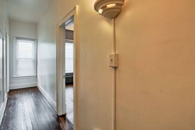 Building Photo - 205 N Sherwood St