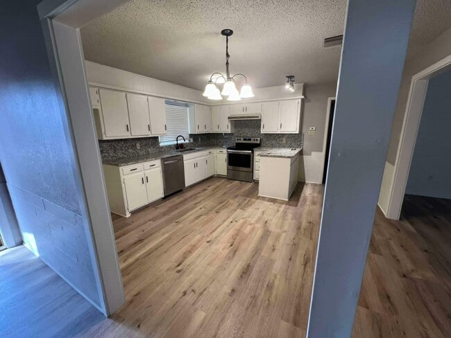 Building Photo - 810 Mimosa Ave