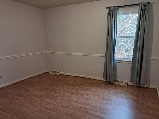 Building Photo - 114 Tomahawk Dr