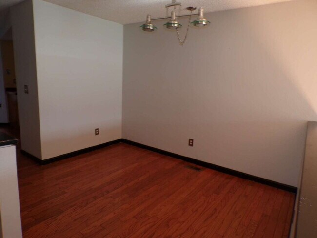 Building Photo - Wind Stream Condos - 3 Bedroom - 2 bathroo...