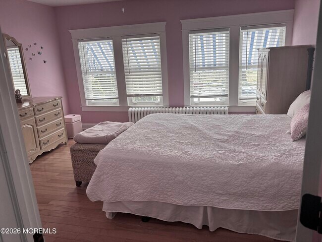 Building Photo - 1305 Locust Dr