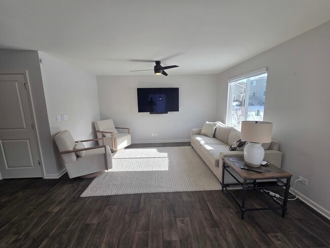 Building Photo - 719 Wellington Ln