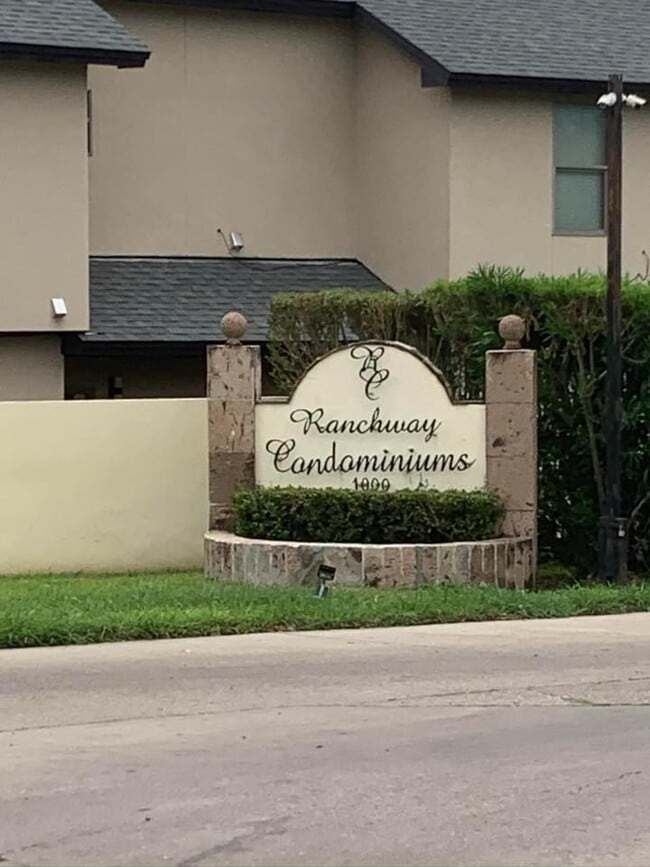 Building Photo - 1000 Ranchway Dr