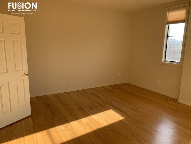 Building Photo - Top Floor Remolded Penthouse on College Street!