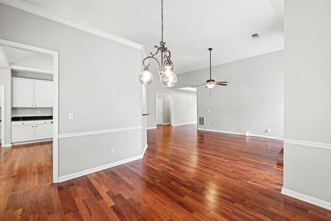 Building Photo - House 4 Beds 2 Baths