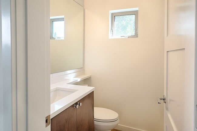 Building Photo - Impeccable Designer Townhome