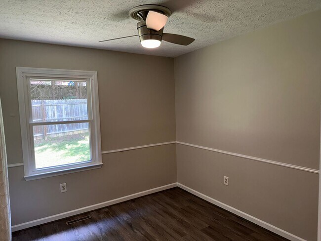 Building Photo - Updated 3 Bedroom 2.5 Bath Home on Hardwoo...