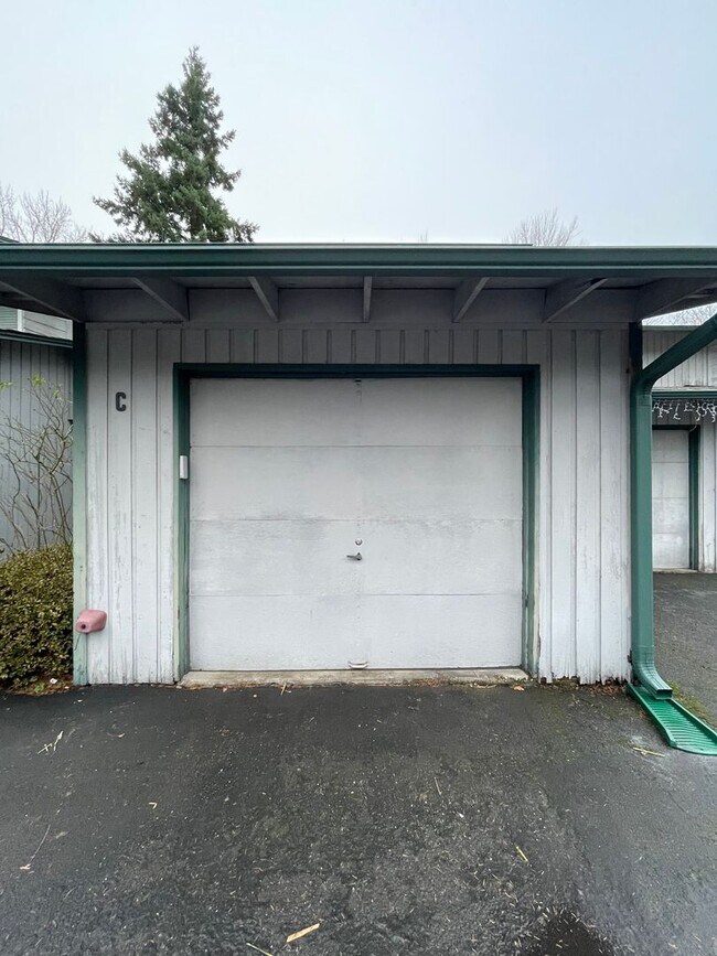 Building Photo - Charming 2-Bedroom Tukwila Townhome with Garage, Parking, Stainless Steel Appliances & Fireplace ...