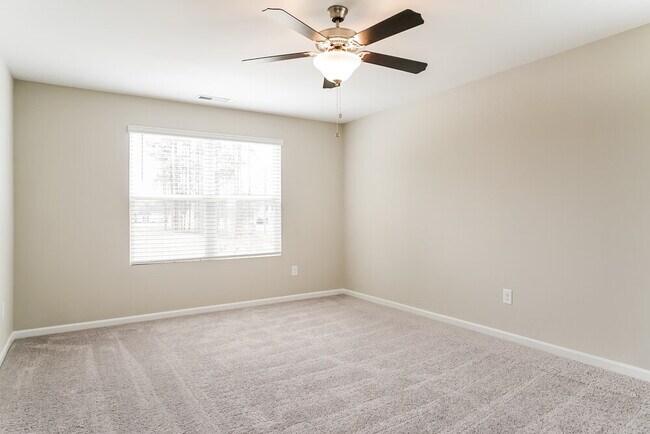 Building Photo - 561 Landing View Dr