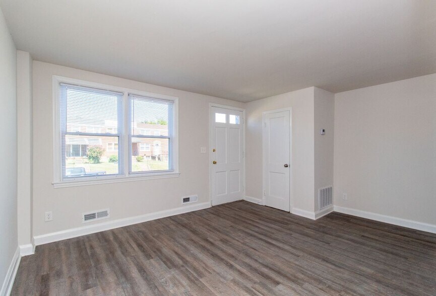 Building Photo - 4539 Shamrock Ave