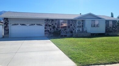 Building Photo - 1089 300 W