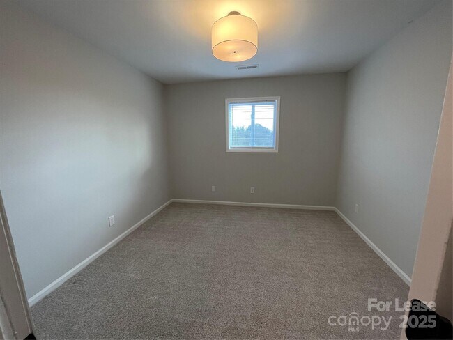 Building Photo - 303 Hi Alta Ave